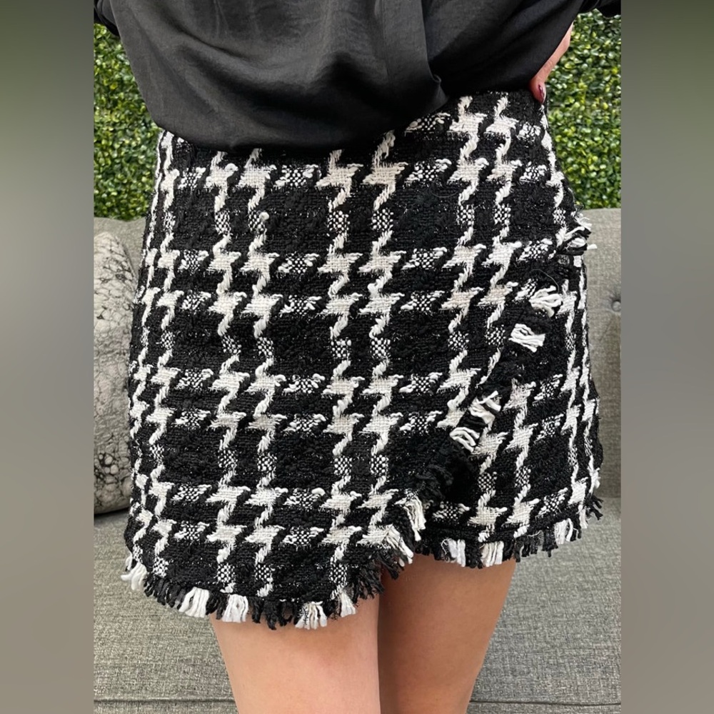 NWOT Tweed Herringbone High Waist Asymmetric Skort. Size Medium. 🖤🤍🪩